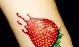 手上有纹身的男网红吃瓜,揭秘娱乐圈幕后真相