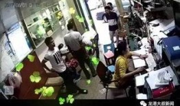 白衣男子爆料新闻视频播放,新闻视频背后惊人真相揭露